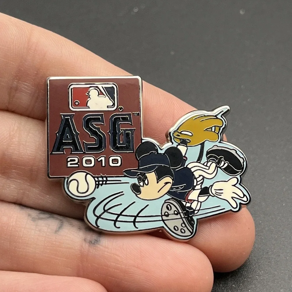 Disney MLB Baseball All Star Game 2010 Mickey‎ Mouse Pitcher Lapel Hat Pin